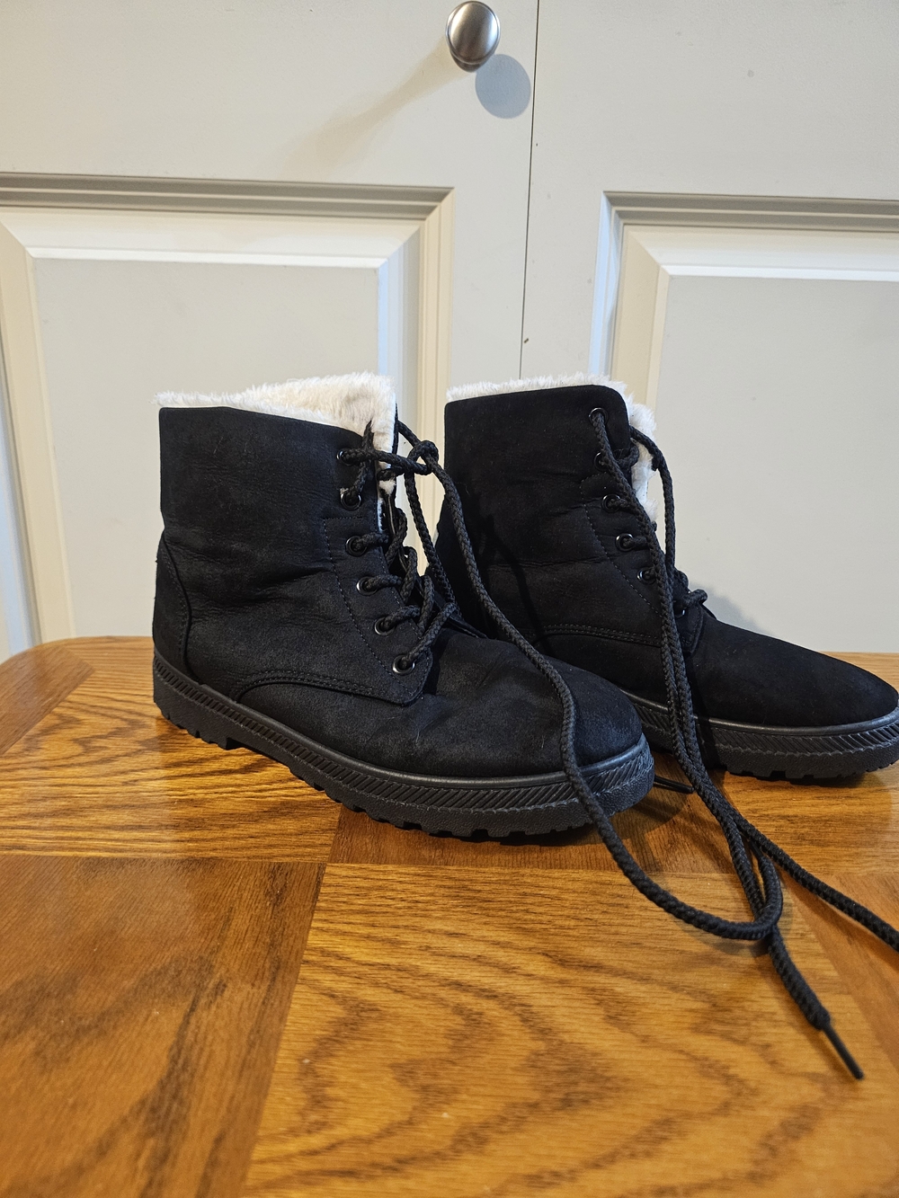 Woman's Black Faux-Shearling Lace-Up Winter Boots Size 8